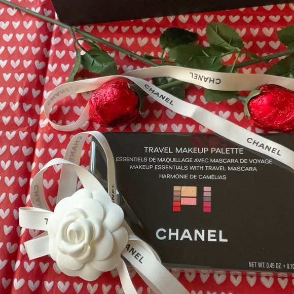 HOST PICK 💋💄 CHANEL  TRAVEL MAKEUP PALETTE 💋💄 NWT 💄💋 - Picture 2 of 16